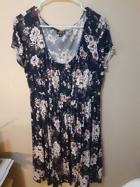 Torrid navy dress with pink and white flowers, elastic waist, size 00 round neck